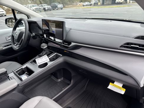 New 2026 Toyota Sienna XLE image 35