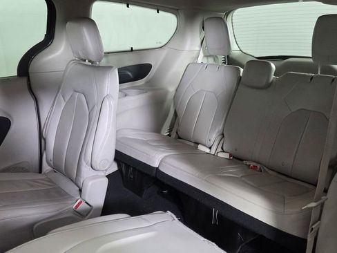 Used 2021 Chrysler Pacifica Touring-L FWD image 31