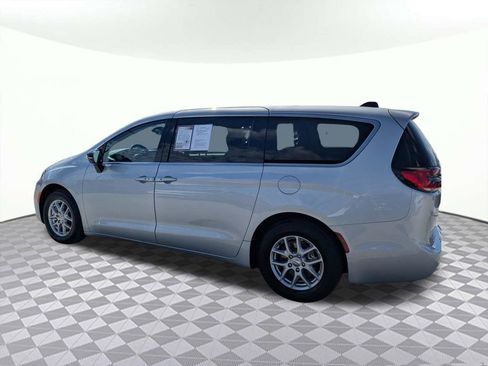 Used 2024 Chrysler Pacifica Touring-L FWD image 5