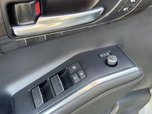 Certified 2025 Toyota Highlander Limited image 9