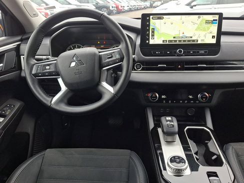 Used 2025 Mitsubishi Outlander SE image 21