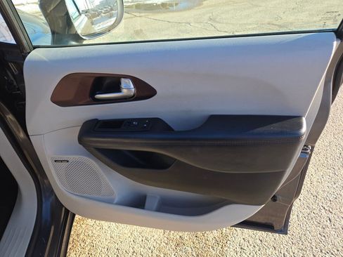 Used 2018 Chrysler Pacifica Limited w/ Tire & Wheel Group image 5