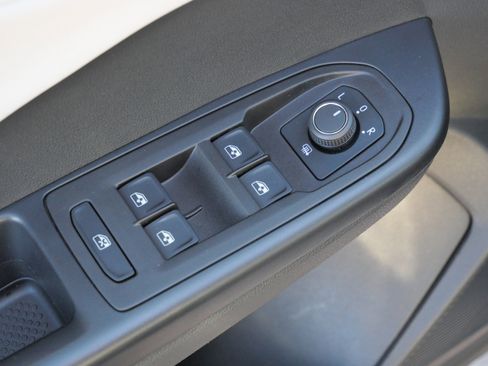 Certified 2025 Volkswagen Taos SE image 19