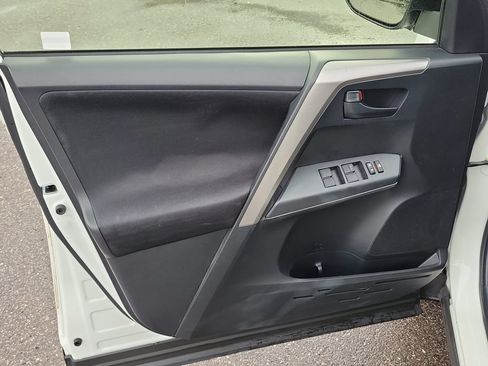 Used 2018 Toyota RAV4 LE FWD image 17
