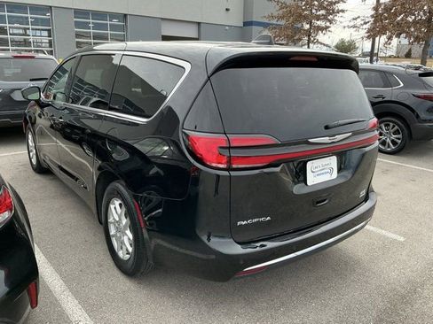 Used 2025 Chrysler Pacifica Select image 9
