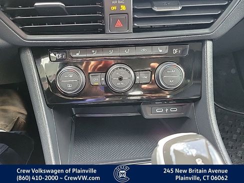 Certified 2024 Volkswagen Jetta SE FWD image 8