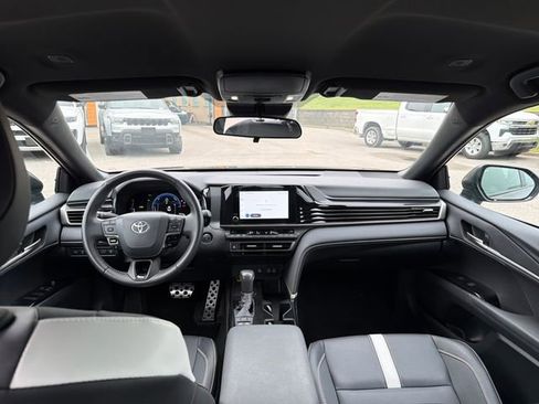 Used 2025 Toyota Camry SE image 16