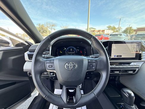Used 2025 Toyota Camry SE w/ Convenience Package image 11