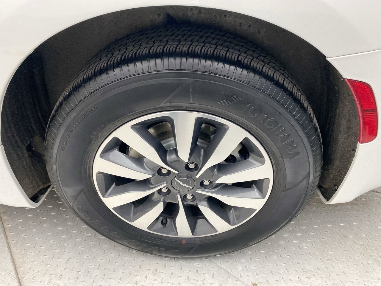 Used 2023 Chrysler Pacifica Touring-L FWD image 10