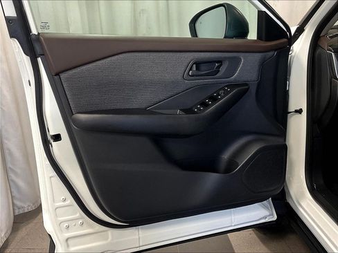 Used 2023 Nissan Rogue S AWD/4WD image 9