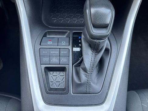 Used 2025 Toyota RAV4 XLE AWD/4WD image 18