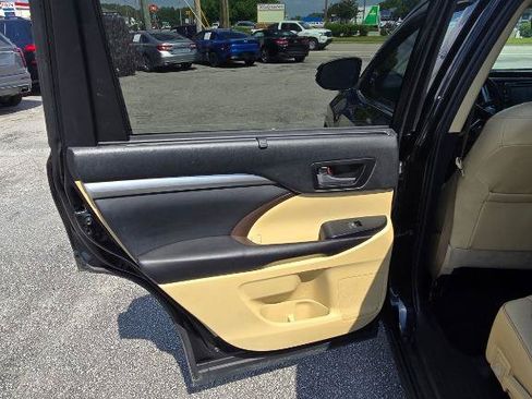 Used 2019 Toyota Highlander XLE AWD/4WD image 11
