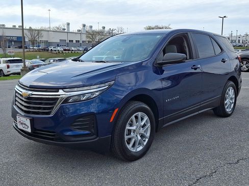 Used 2023 Chevrolet Equinox LS w/ LS Convenience Package image 3