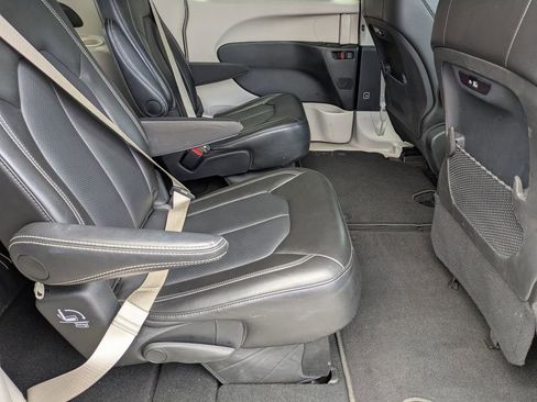 Used 2024 Chrysler Pacifica Touring-L FWD image 28