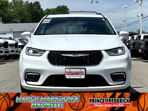 Used 2022 Chrysler Pacifica Touring-L image 2