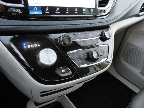 Used 2021 Chrysler Pacifica Touring-L image 23