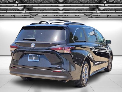 Used 2023 Toyota Sienna XLE FWD image 9