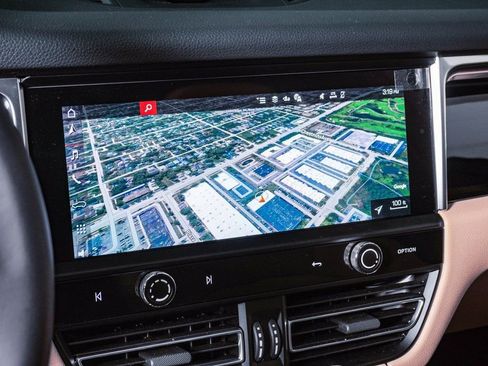 Certified 2025 Porsche Macan image 21