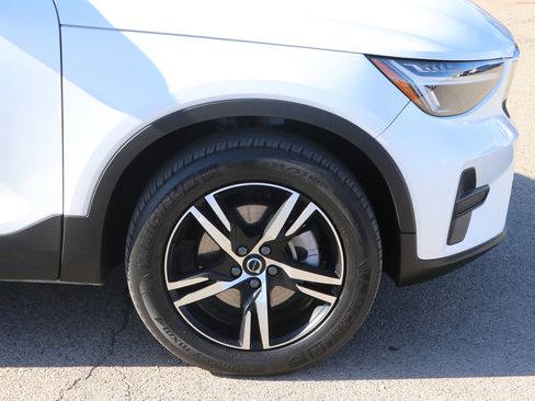 Used 2024 Volvo XC40 B5 Core image 9