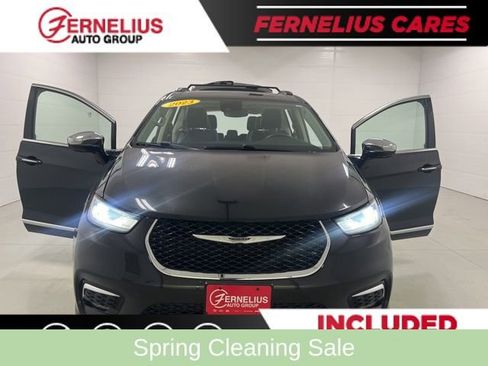 Used 2023 Chrysler Pacifica Limited FWD image 11