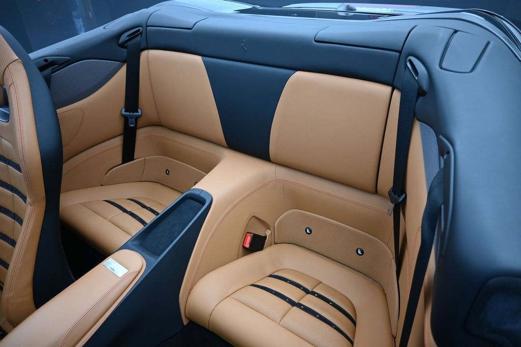 Used 2020 Ferrari Portofino RWD image 21