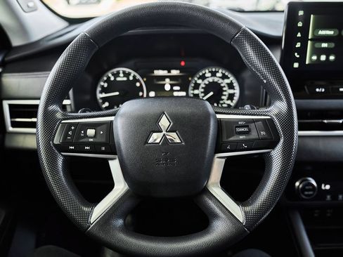 Used 2025 Mitsubishi Outlander ES FWD image 17