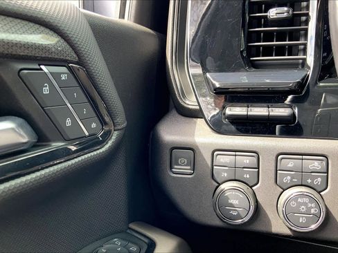 Used 2022 Chevrolet Silverado 1500 ZR2 w/ Technology Package image 34