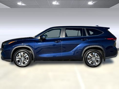 Used 2024 Toyota Highlander XLE image 2