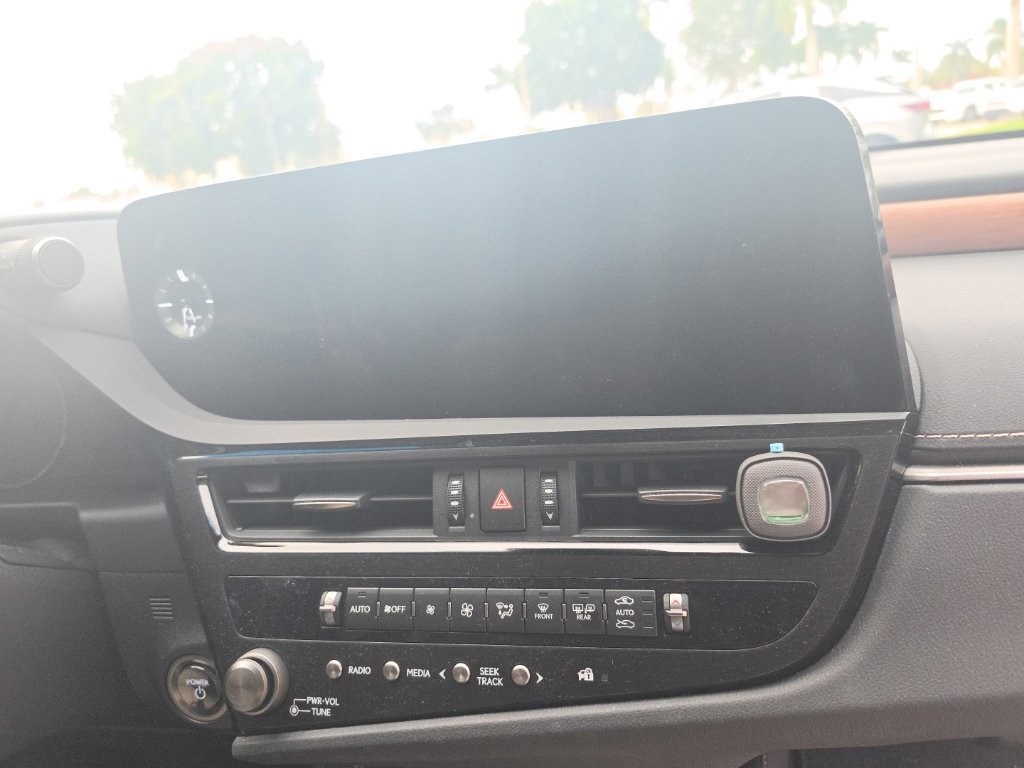 Used 2025 Lexus ES 300h w/ Technology Package FWD image 19