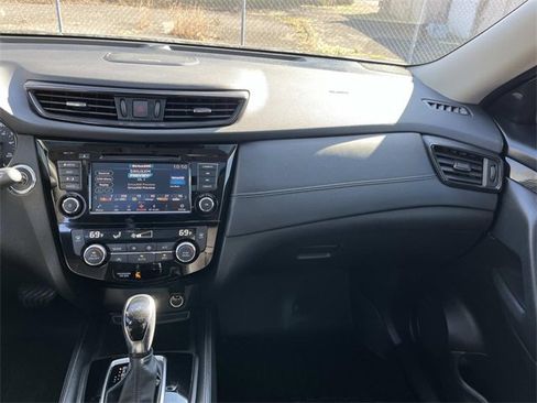 Used 2018 Nissan Rogue SL w/ Premium Package image 11