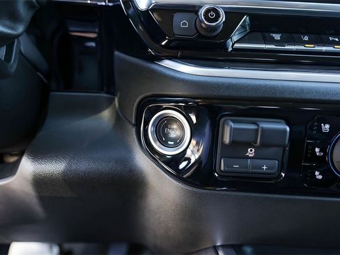 Used 2025 Chevrolet Silverado 2500 LTZ w/ LTZ Convenience Package image 16