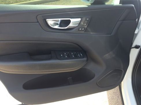 Used 2018 Volvo XC60 T6 Momentum w/ Advanced Package image 10