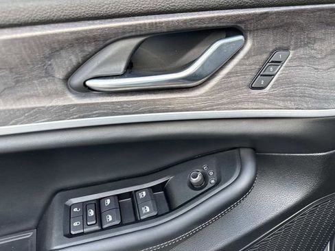 Used 2025 Jeep Grand Cherokee Limited RWD image 18
