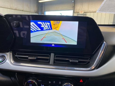 Used 2025 Chevrolet Trax LT FWD image 39