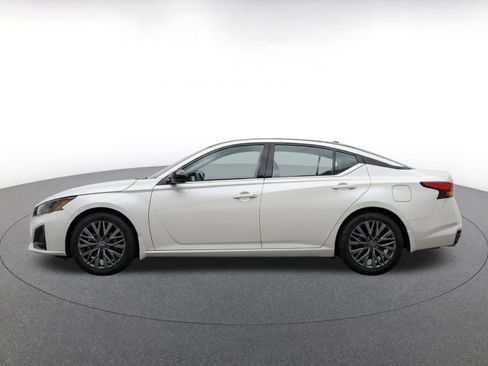 Used 2025 Nissan Altima 2.5 SV FWD image 4