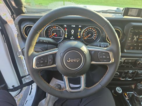 Used 2023 Jeep Gladiator Overland AWD/4WD image 14