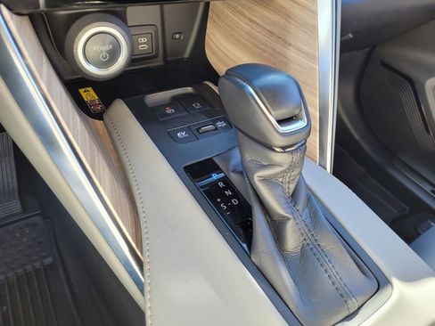 Certified 2024 Toyota Venza XLE image 19