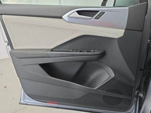 Certified 2025 Volkswagen Taos SE FWD image 26