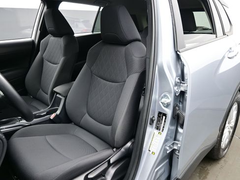 Used 2022 Toyota Corolla Cross LE image 11