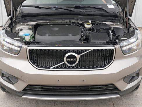 Used 2022 Volvo XC40 T5 Momentum w/ Premium Package image 7