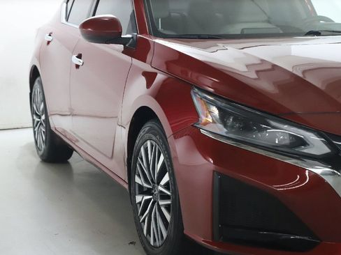 Used 2023 Nissan Altima 2.5 SV AWD/4WD image 9