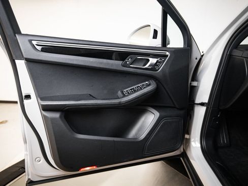 Certified 2023 Porsche Macan AWD/4WD image 23