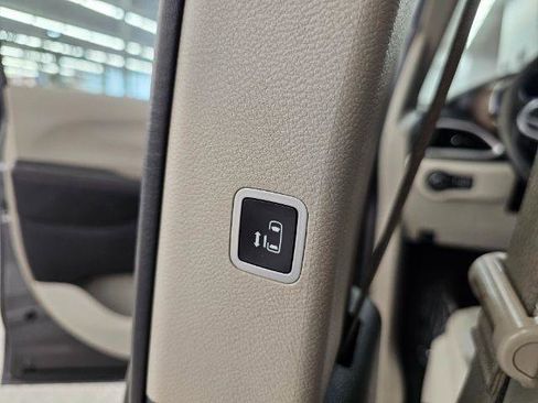 Used 2017 Chrysler Pacifica Touring-L FWD image 38