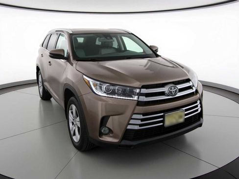 Used 2017 Toyota Highlander Limited image 3