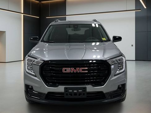 Used 2024 GMC Terrain SLT w/ Elevation Edition FWD image 9