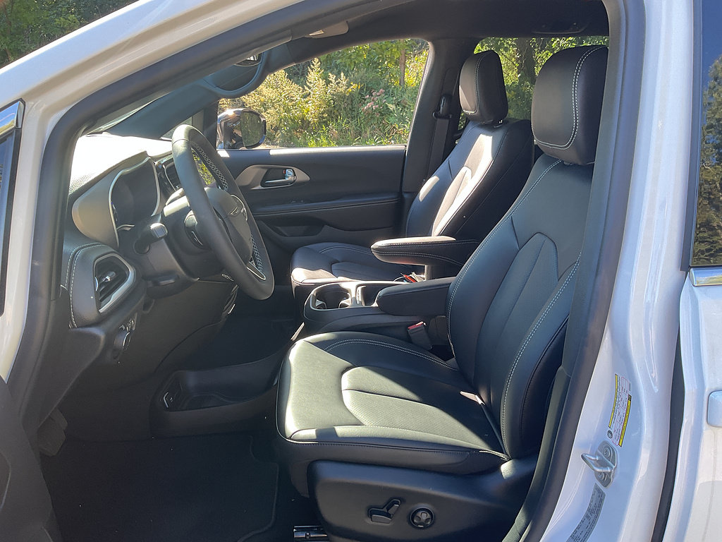 New 2027 Chrysler Pacifica Select FWD image 8