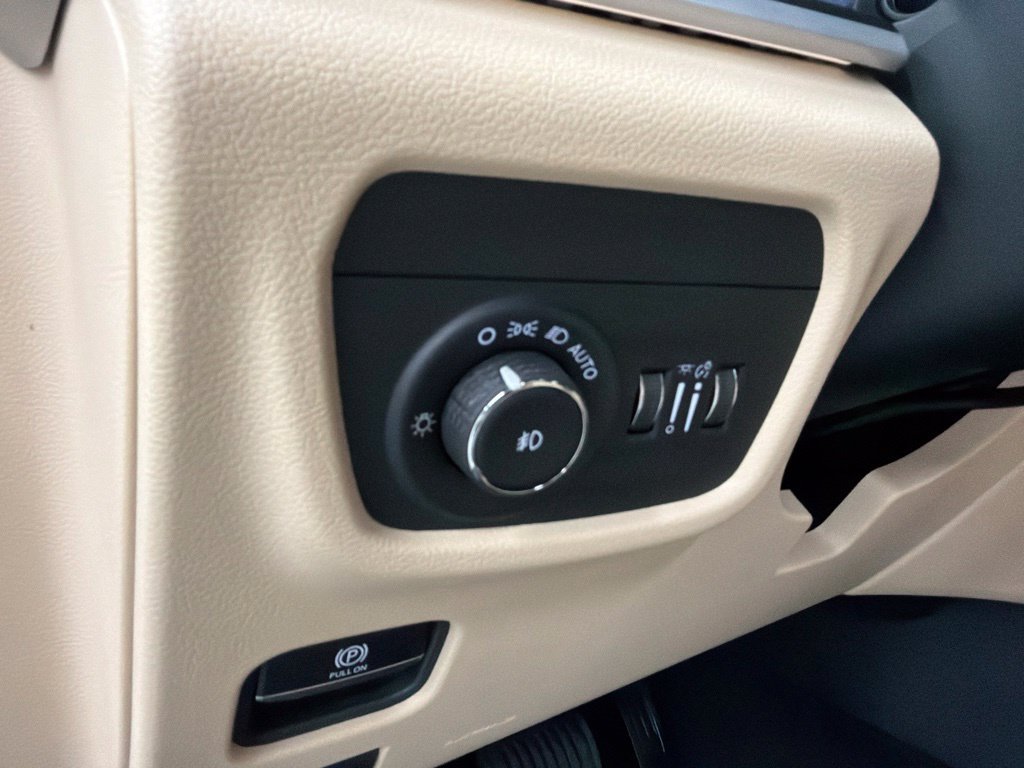 New 2027 Jeep Grand Cherokee Limited RWD image 16