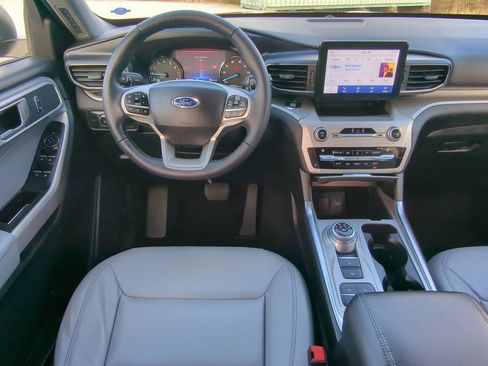 Certified 2021 Ford Explorer XLT w/ Equipment Group 202A image 14