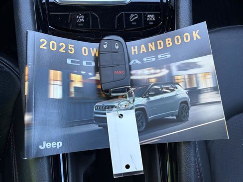 Used 2025 Jeep Compass Trailhawk AWD/4WD image 18