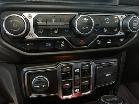 Used 2022 Jeep Wrangler Unlimited Sahara w/ Cold Weather Group AWD/4WD image 20